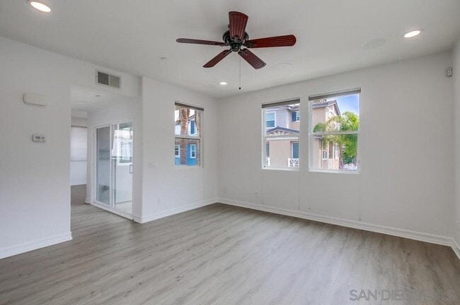 Building Photo - 2978 Beachwood Blf Wy