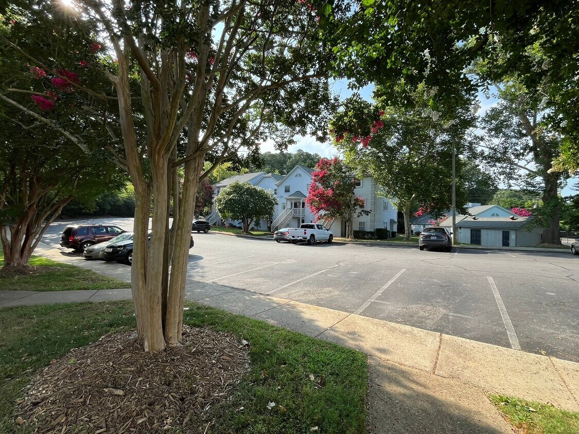 Foto del edificio - **COMING SOON** Newly Remodeled 2BD, 2.5BA Raleigh Condo Walking Distance to NC State Campus