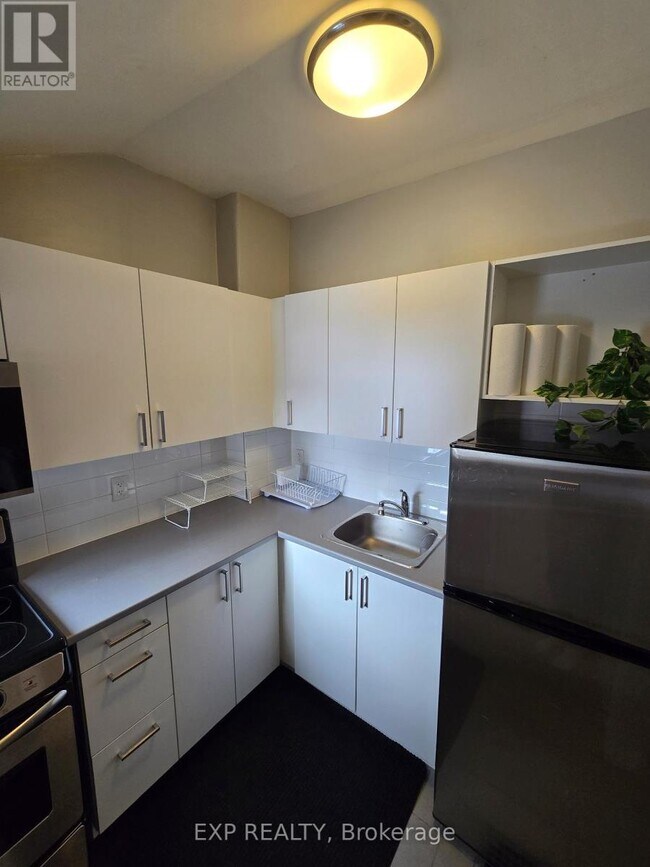 Photo du bâtiment - 72 Victoria Ave S