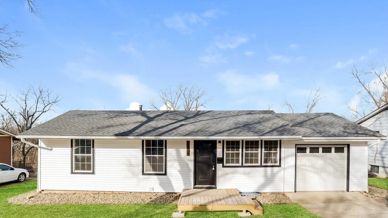 Foto principal - 14804 Bellaire Ave