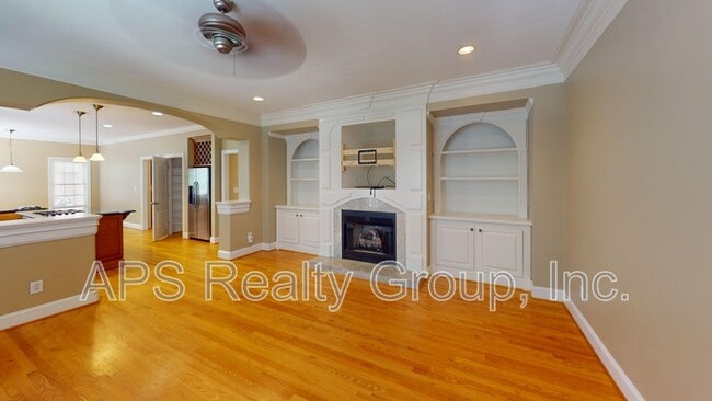 Building Photo - 2140 Rossmore Rd