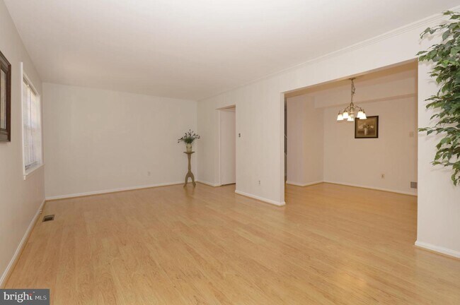 Foto del edificio - 8142 Larkin Ln