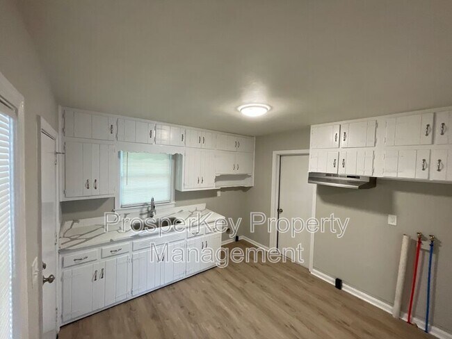 Foto del edificio - 4555 Hillpine Rd