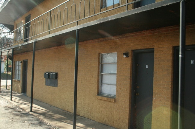 Building Photo - 750 Chelsea Ave