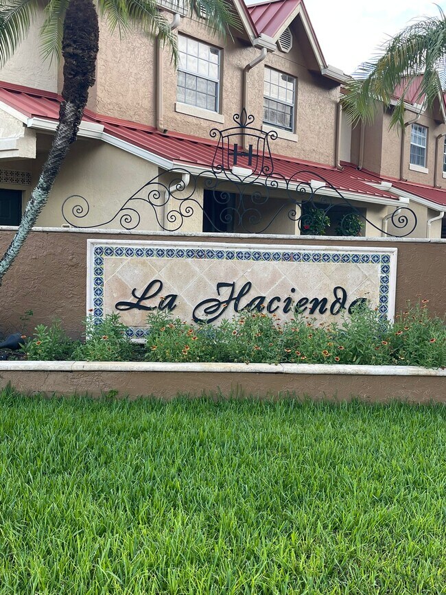 Foto del edificio - 18344 NW 68th Ave