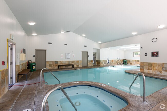 Piscina de interior - Preserve at Forbes Creek