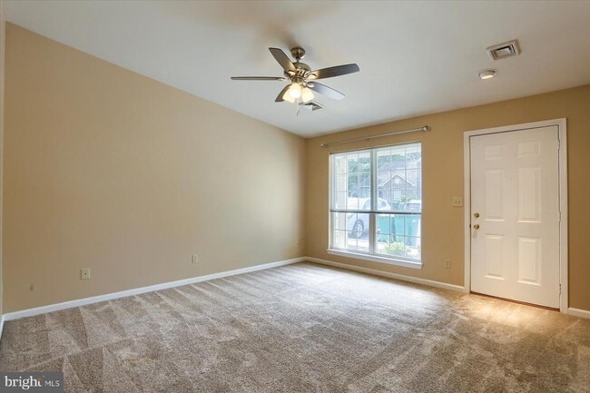 Building Photo - 5 Eastwick Ct