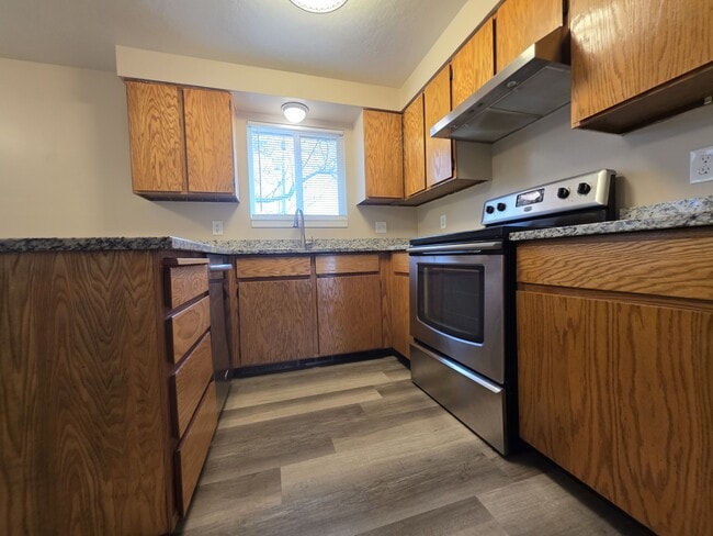 Building Photo - 360 Belaire Cir