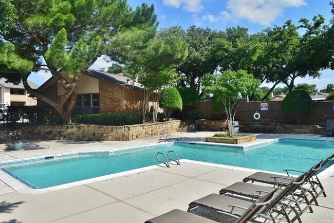 Foto del edificio - 2750 E Trinity Mls Rd