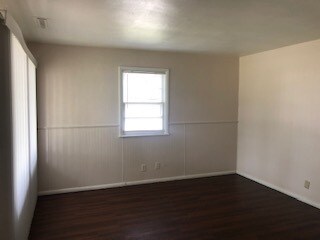 Building Photo - 1320 Hedge Rd