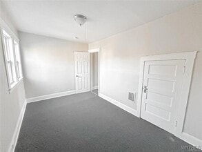 Building Photo - 527 24th St