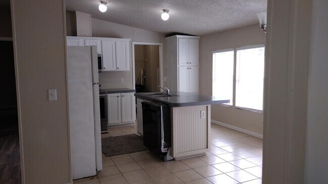 Foto del edificio - 814 Mercedes Benz Ct