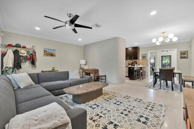 Building Photo - 426 NE 8th Ave