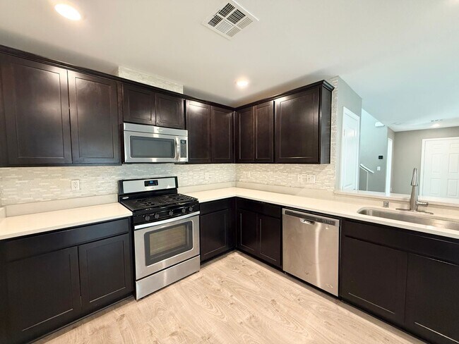Building Photo - 3 BEDROOM 2 BATH HOME IN GATED COMMUNITY I...
