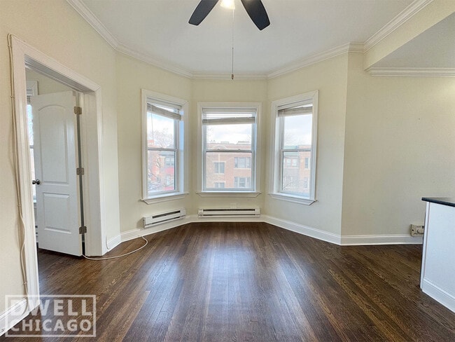 Building Photo - 915 W Waveland Ave