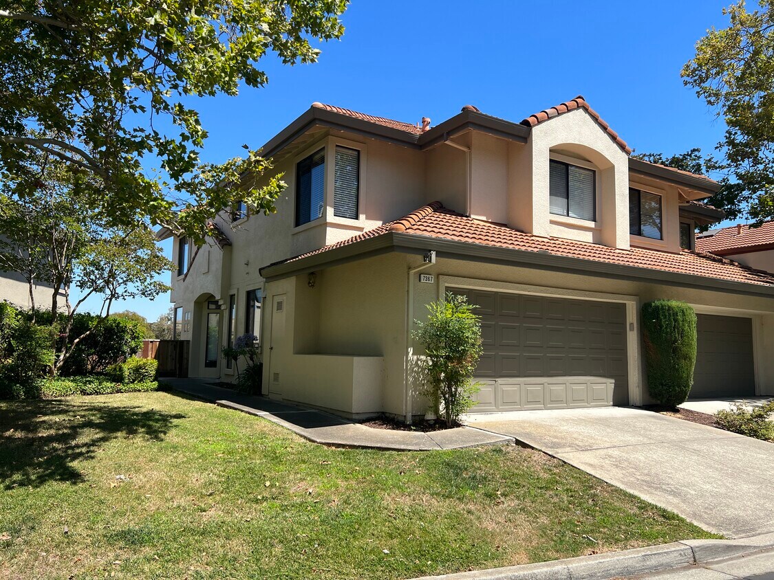 Primary Photo - 736 Lakemont Pl