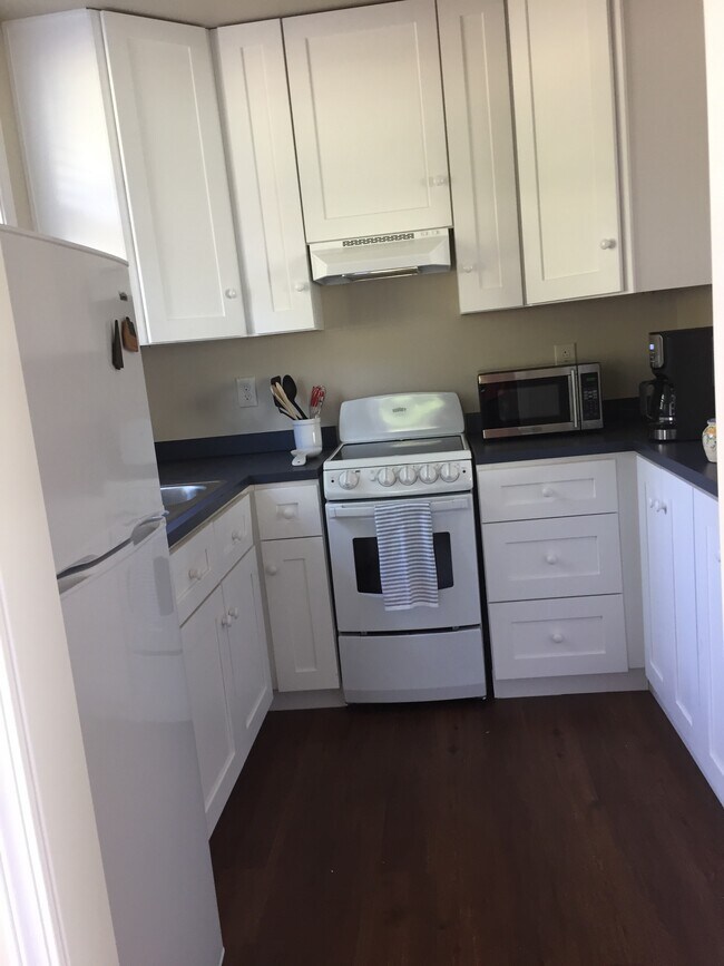 Cocina totalmente equipada. - 123 Lake Louise Dr SW