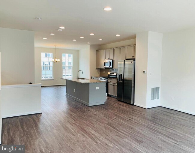 Foto del edificio - 8202 Maude Ln