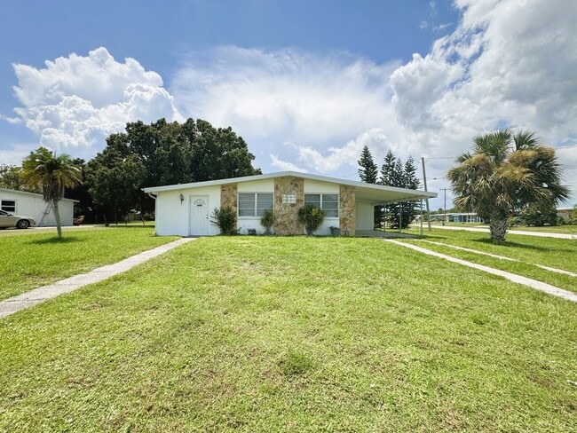 Building Photo - Cozy 3 Bedroom Home with Updated Kitchen and Spacious Yard in Port Charlotte