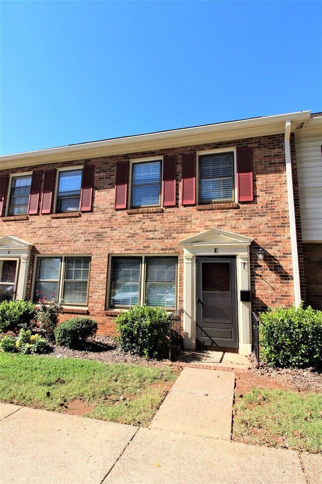 Photo - (MOVE-IN SPECIAL!) Renovated 2 Bedroom Tow... Townhome