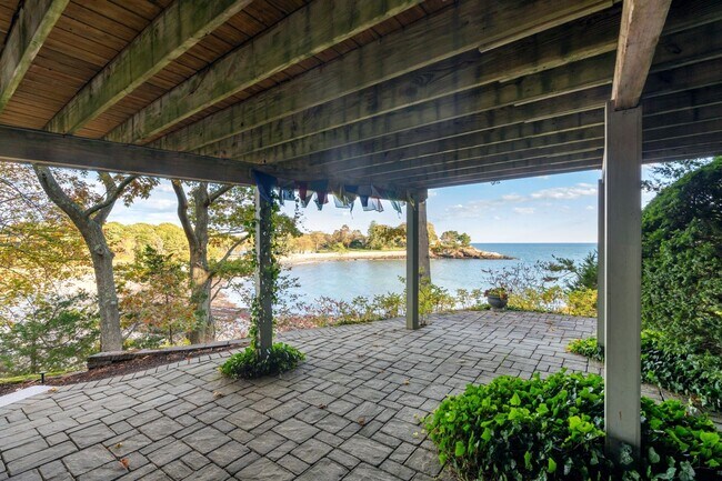 Foto del edificio - Year-round living on the shores of White B...