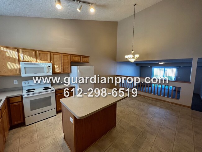 Foto del edificio - Townhouse Available Now, Vaulted Ceilings,...