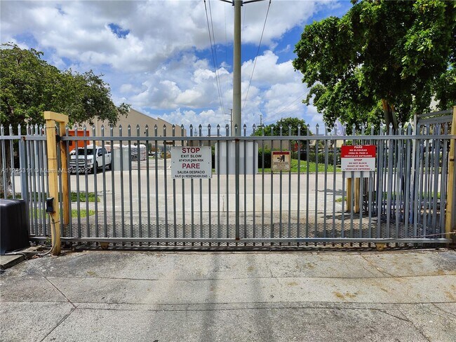 Building Photo - 1560 W 46th St