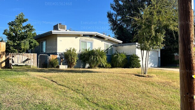 Building Photo - 3 bedroom/ 1.5 bathroom home with a detached garage