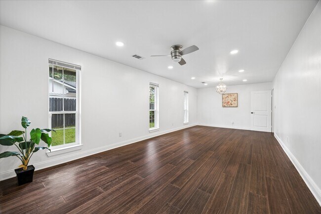 Building Photo - 10602 Riverview Dr