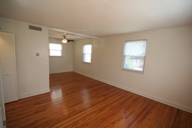 Foto del edificio - End Unit Townhouse with Hardwoods / W&D / ...