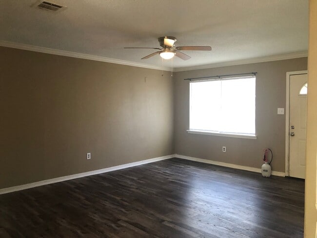 Building Photo - $250 OFF MOVE IN SPECIAL for this Keithvil...