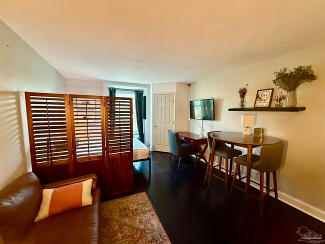 Building Photo - 224 E Garden St