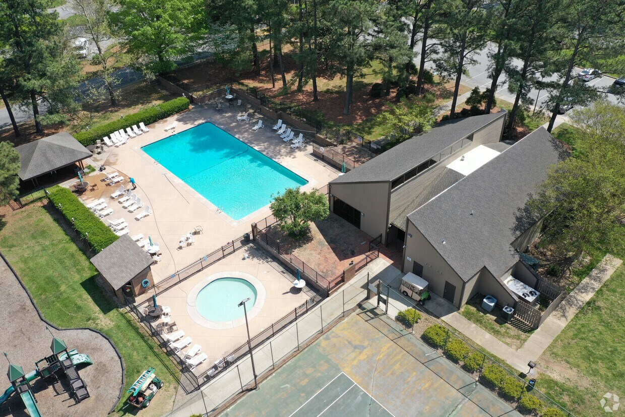 !Stonesthrow by ARIUM 3501 Farmington Dr Greensboro, NC Apartments