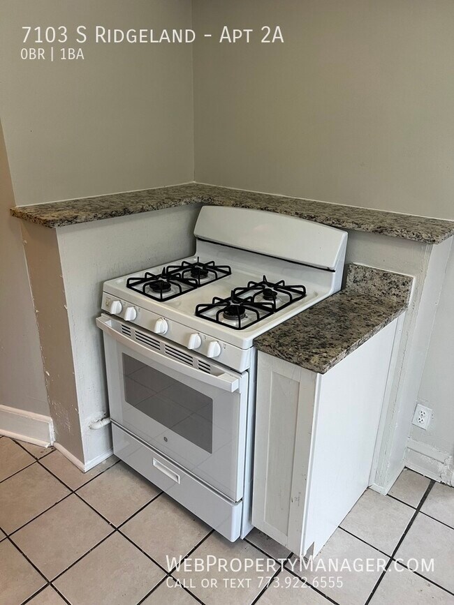 Building Photo - Studio with Granite, Remodeled Bath, Hardw...