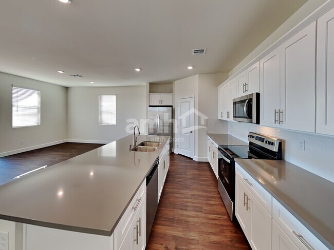 Building Photo - 866 Longwood Gdns St