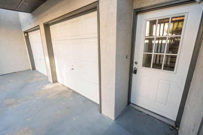 Building Photo - 2/2.5 Gated Community near FSU with Water ...