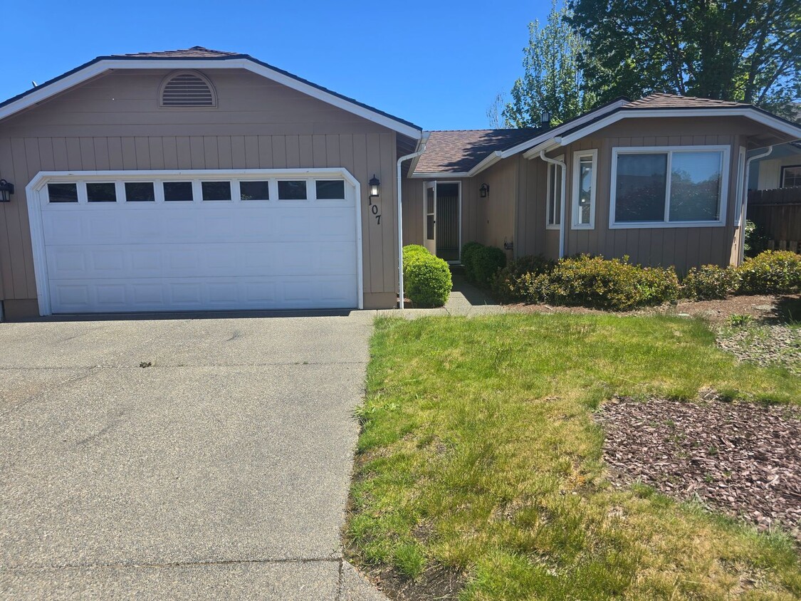 Primary Photo - 3 bed 2 bath Home for Rent in Grants Pass