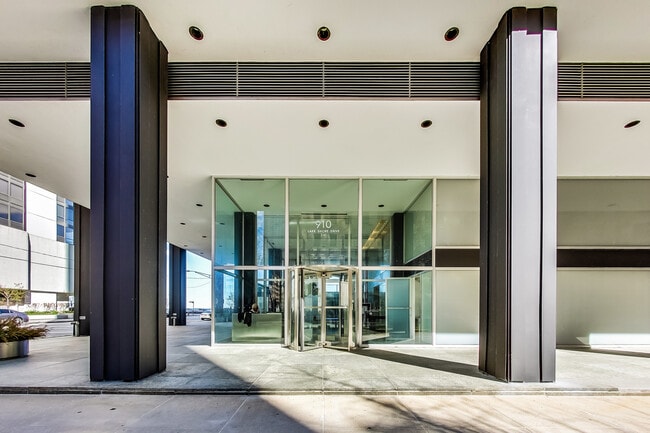 Building Photo - 910 N Lake Shore Dr