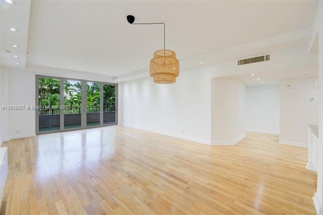 Foto del edificio - 151 Crandon Blvd