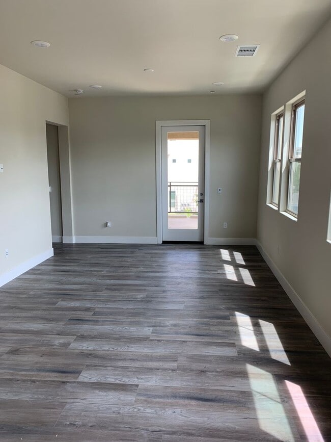 Building Photo - Luxury Apartment in The Cannery