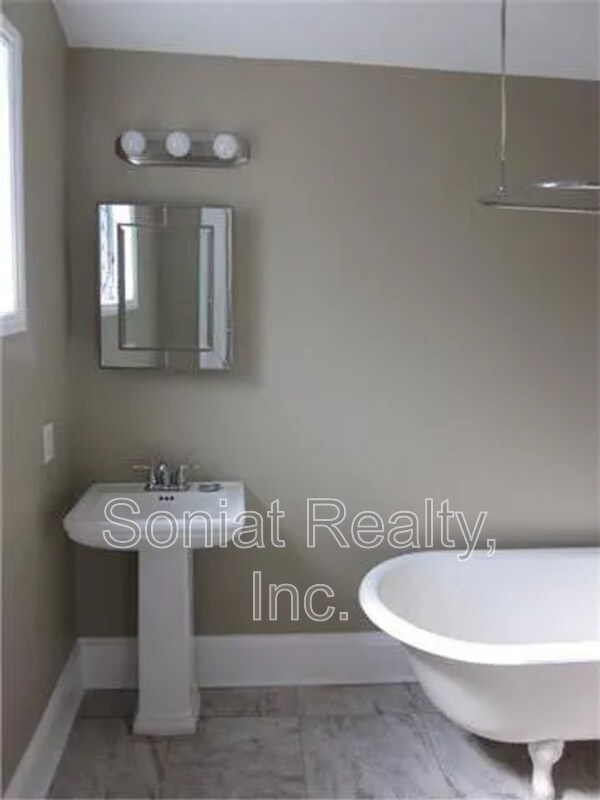 Foto del edificio - 2501 Burgundy St