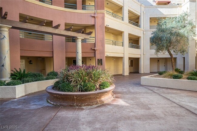 Building Photo - 220 E Flamingo Rd