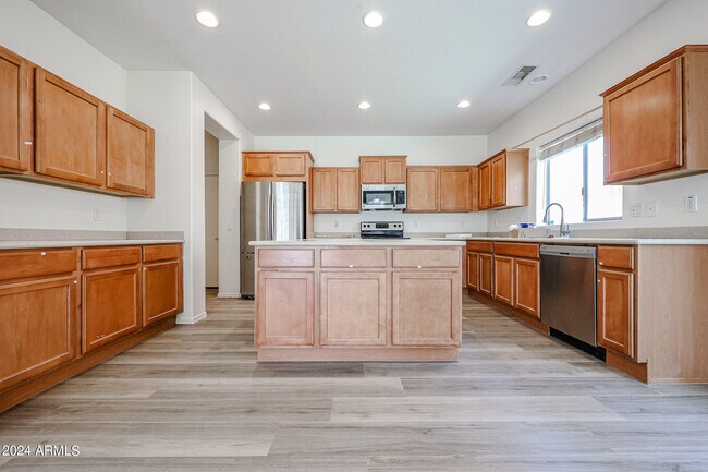Building Photo - 811 E Kapasi Ln
