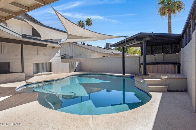 Foto del edificio - 1627 E Fremont Dr