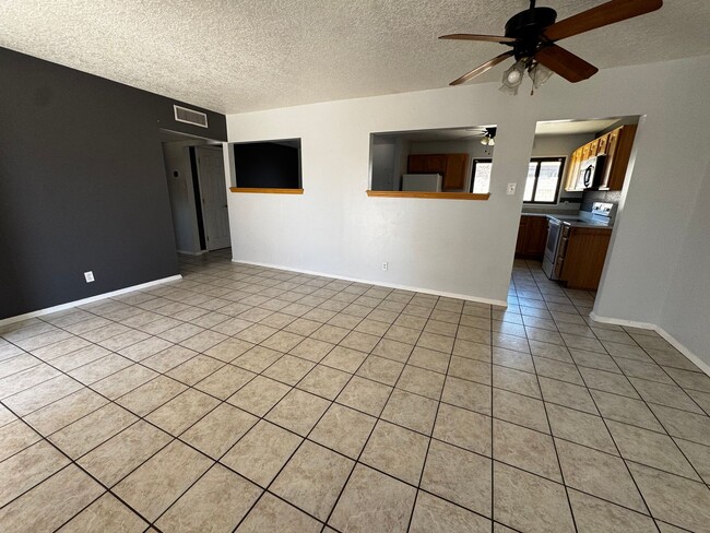 Foto del edificio - 3 Bed 2 bath in Northeast ABQ