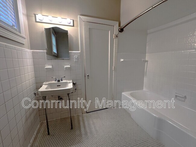 Foto del edificio - 3167 E Lakeshore Dr