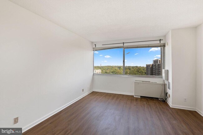 Foto del edificio - 5500 Friendship Blvd