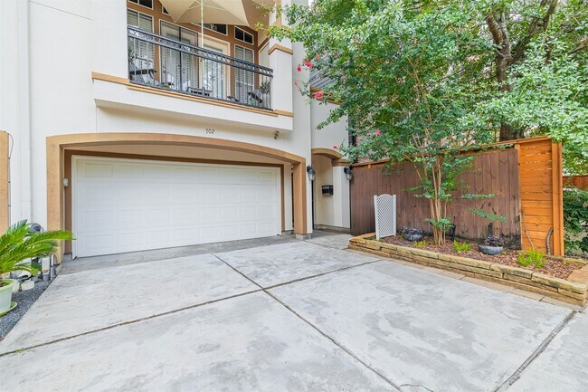 Building Photo - 702 Asbury St