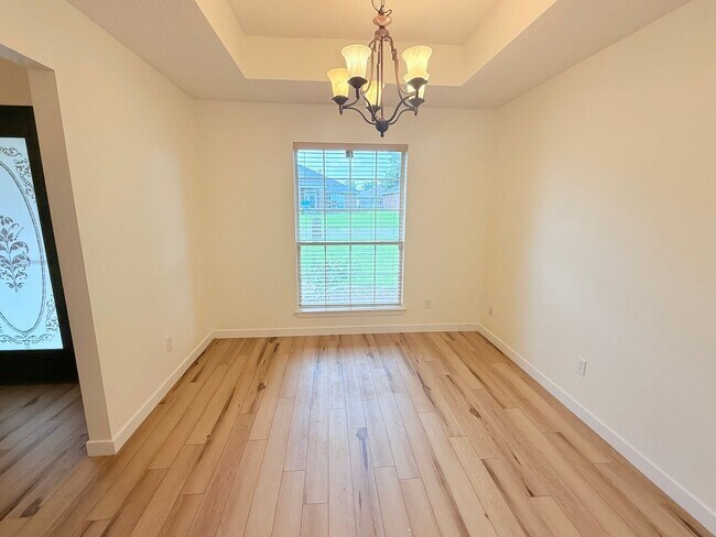 Foto del edificio - Spacious 3 Bed/2 Bath + Bonus Room