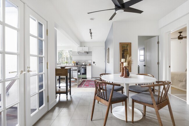 Foto del edificio - 2452 N Gower St